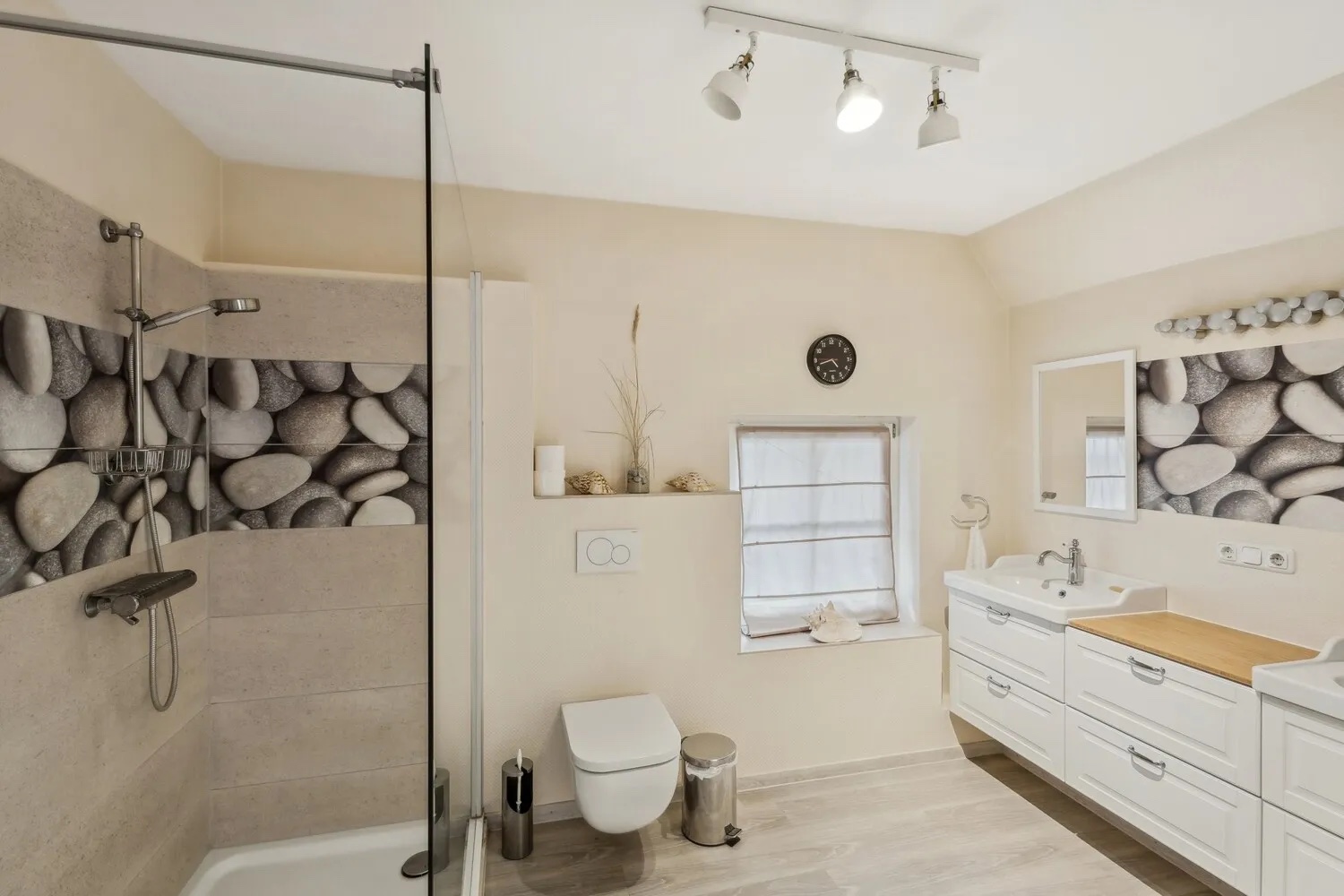 Badezimmer mit Dusche im Dachgeschoss