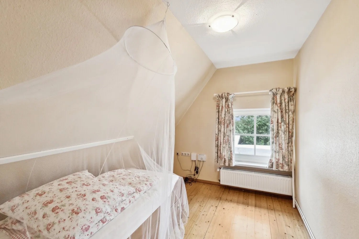 Zweites Schlafzimmer im Dachgeschoss
